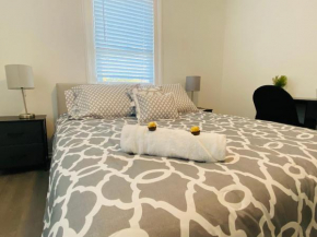 Modern Private Bedroom + Kitchen & Wifi 1, Englewood